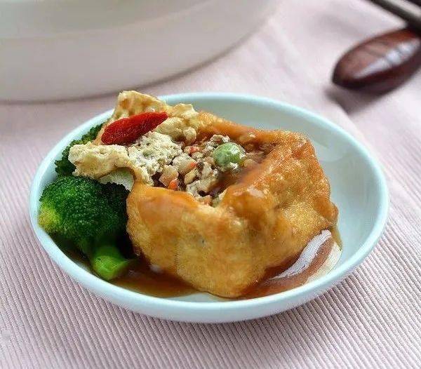 桌上来一道八宝豆腐箱满口豆香肉香香喷喷脆嫩嫩好吃又下饭