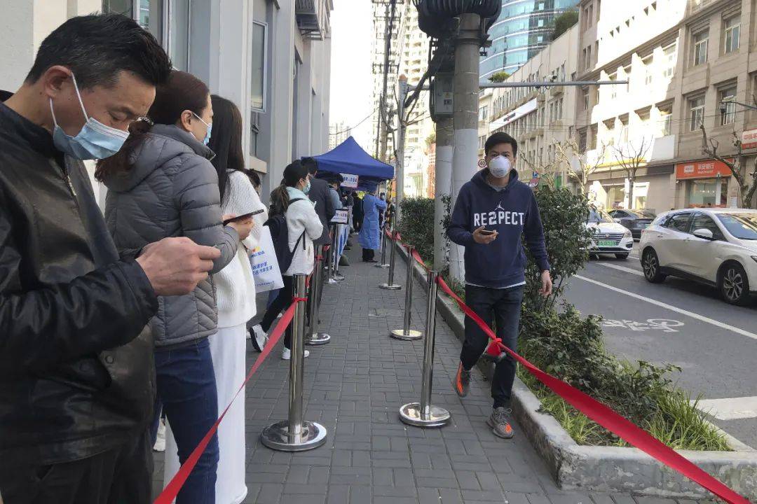 近3日新增感染超1.6万例，浦西将封控筛查，涉及1600万人，上海：接受批评！有年轻人被封3天全吃素，还烧糊了锅