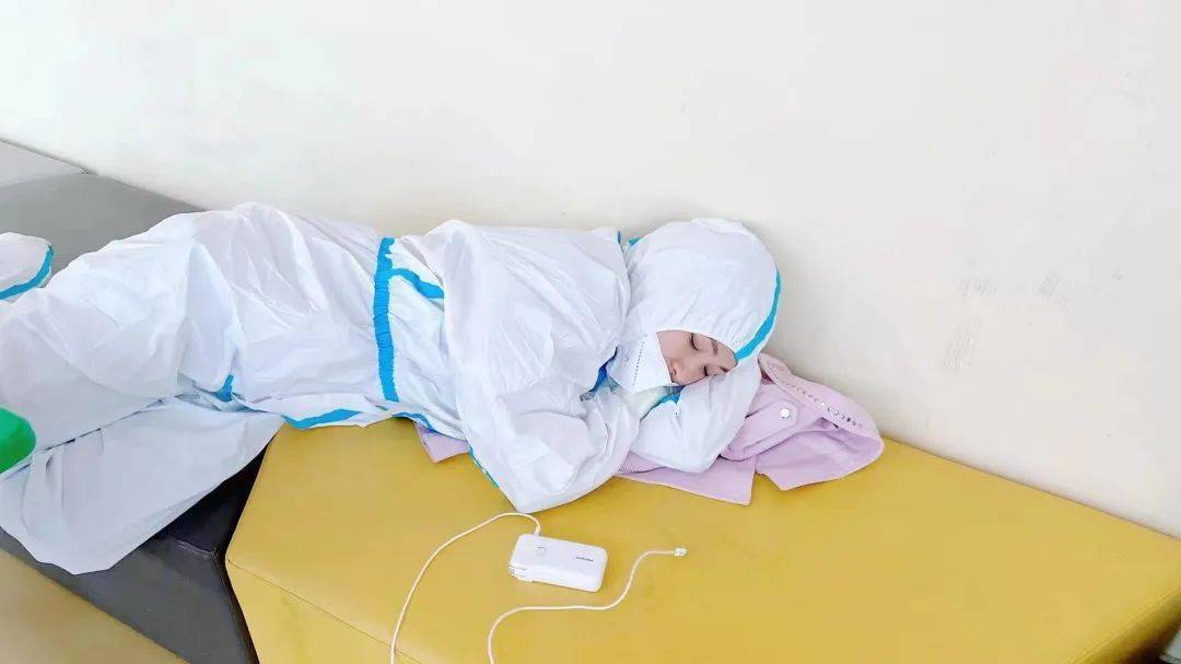 抗疫护士睡觉的图片图片