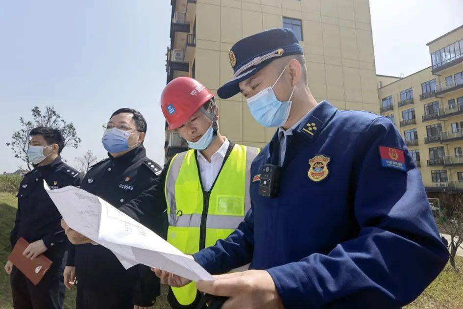 黨旗飄揚藍焰閃耀湖南消防救援隊伍發揮國家隊主力軍作用全力投入疫情