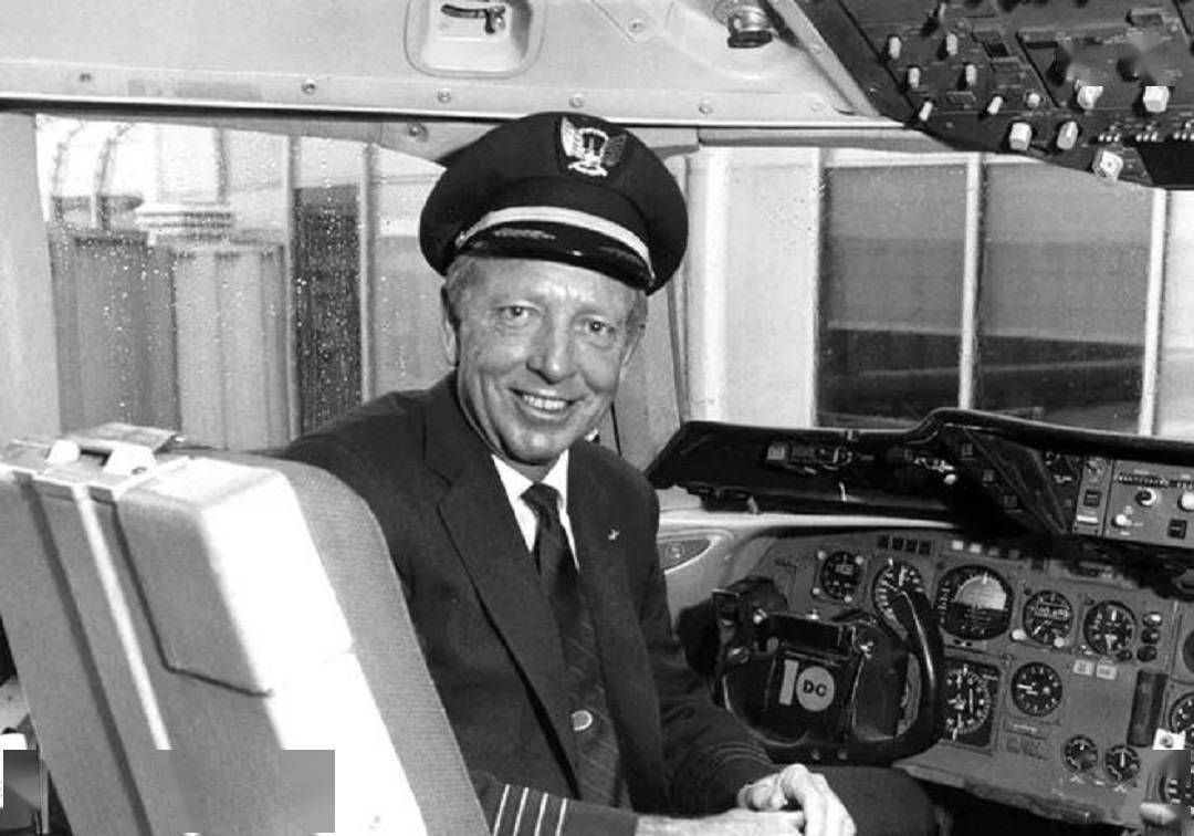 空难死亡率几乎为100那么在机身上装降落伞可不可行呢