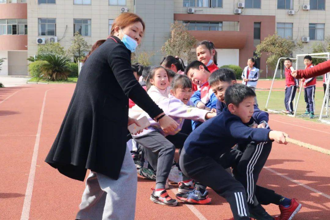 上虞区滨江小学举行拔河比赛