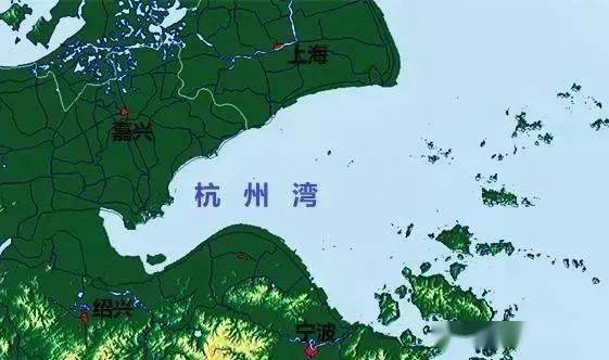 杭州湾是一个喇叭形的海湾,位于浙江省的东北部,既是海湾也是钱塘江的