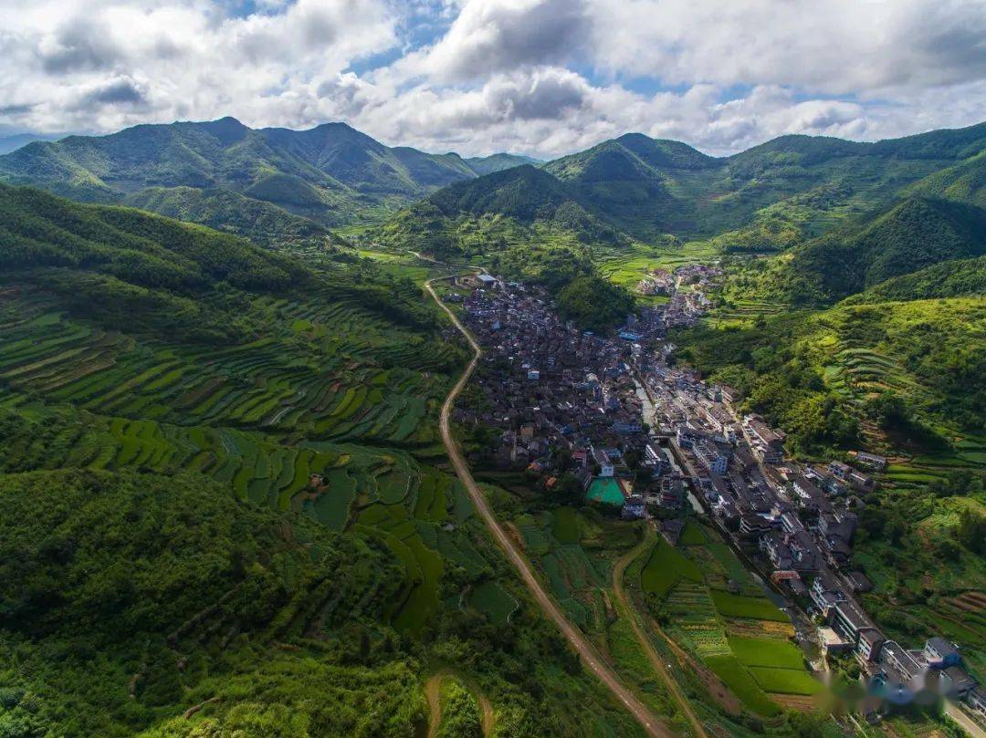 确切地说外婆一家不叫村民,是地道的山民,外婆家是在离山门村一公里远