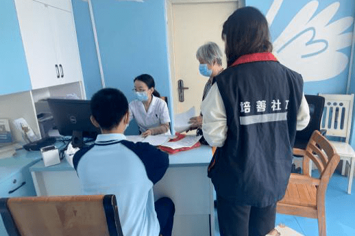 协助困境儿童前往医院线上辅导作业,心理关爱海沧区福德社工开展"新阳