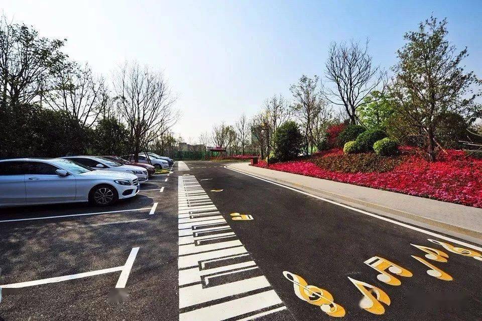 就一个停车位,人家都绞尽脑汁做创意