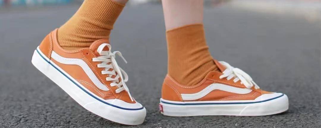 橘色鞋子怎么搭配衣服几组好看的图片欣赏照着穿就对了