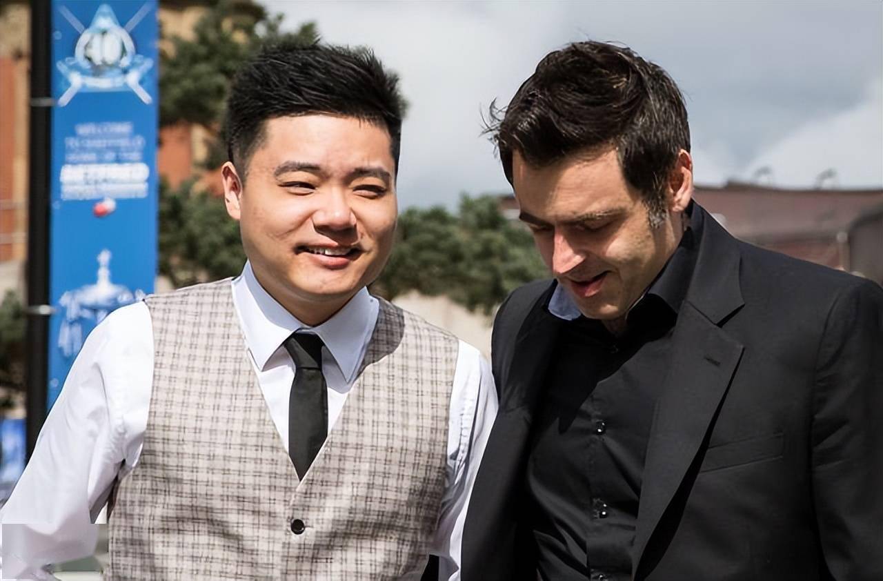 女子斯诺克世界冠军祝福丁俊晖,晒出两人合照,张开大嘴开怀大笑