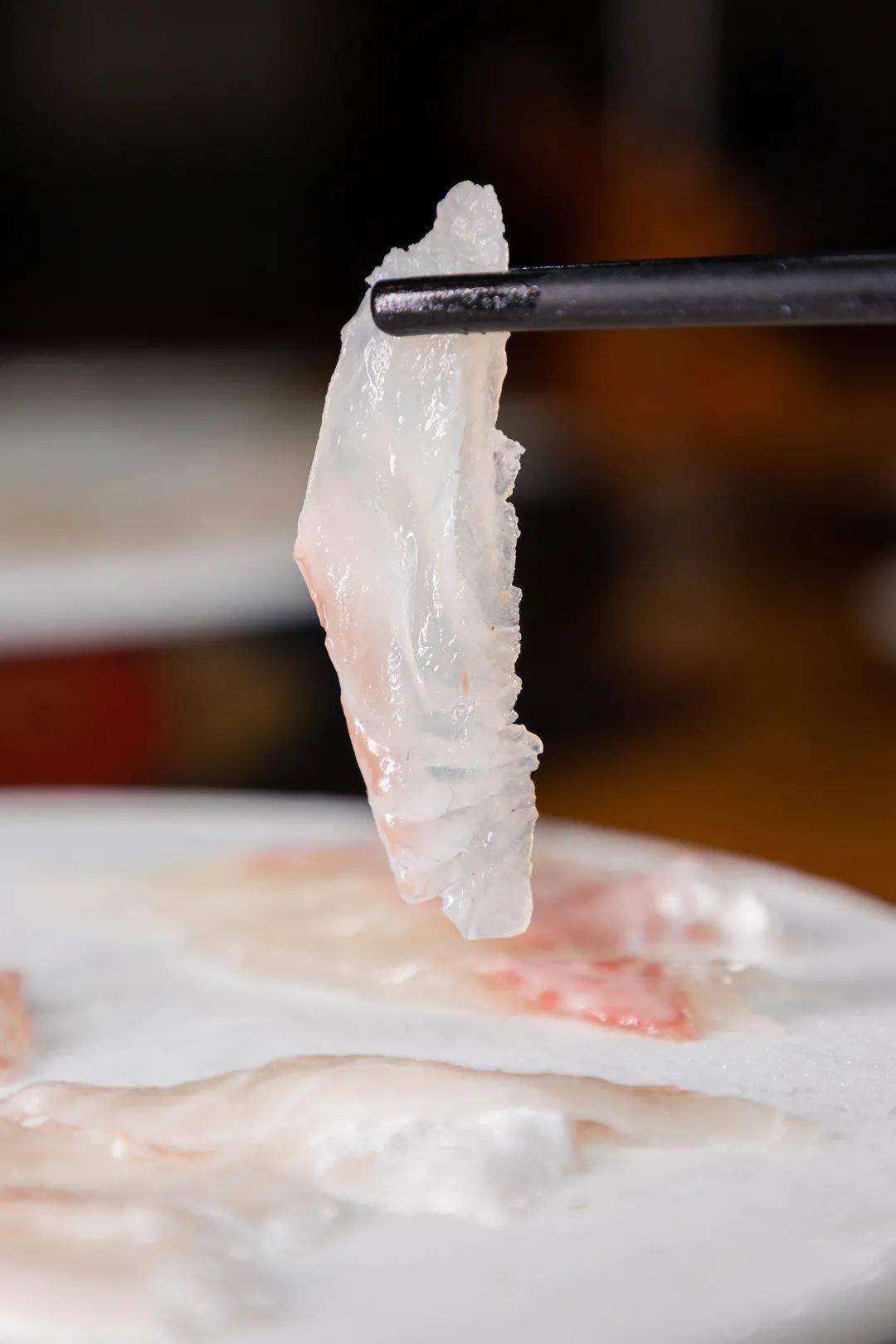 金雕鱼肉拥有粉白相间的纹路,鱼肉翻着油光.随着不断地咀嚼,你会