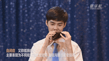 小岱3岁时确诊自闭症,13岁那年,他加入了深圳市爱特乐团.