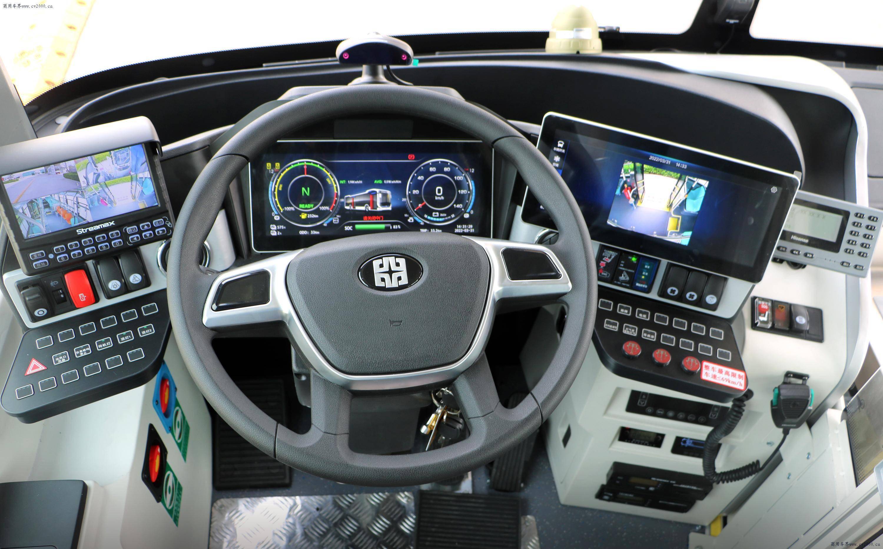 在舒适性方面,创新性地采用数字驾驶舱,仪表台和司机椅可大范围拉伸
