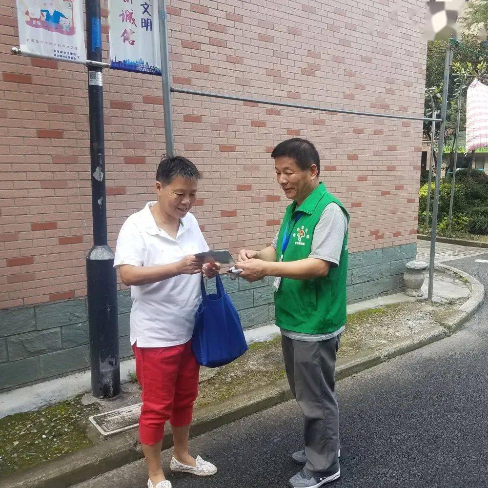 冯志高,是一名退伍军人,也是上城区一名"桶长",谁家分类工作做得好,谁