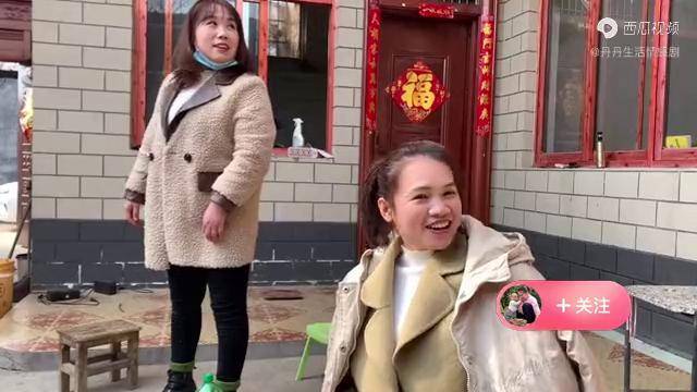 丹丹拿着新衣服找大姐二姐两个人谁见了都想要丹丹一人送一件