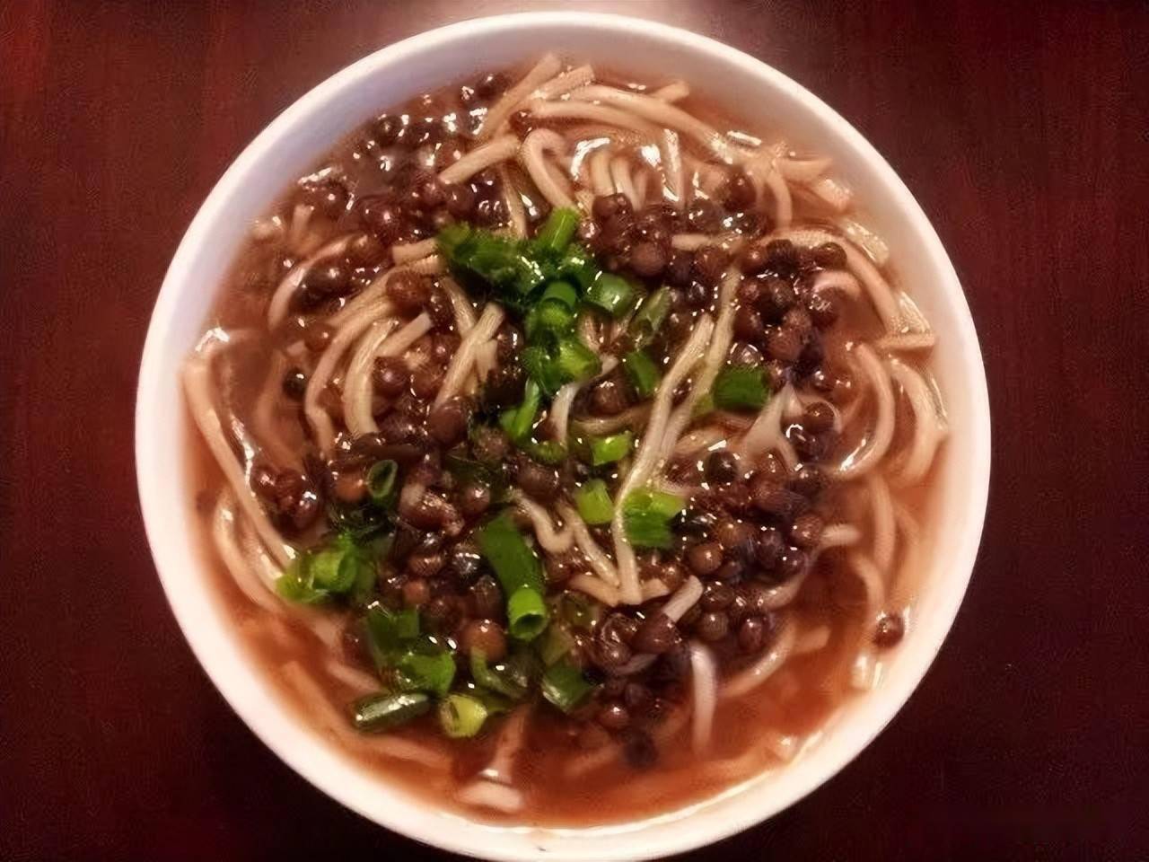 灰豆饭又名扁豆面,做法是先用扁豆熬成灰豆汤,再