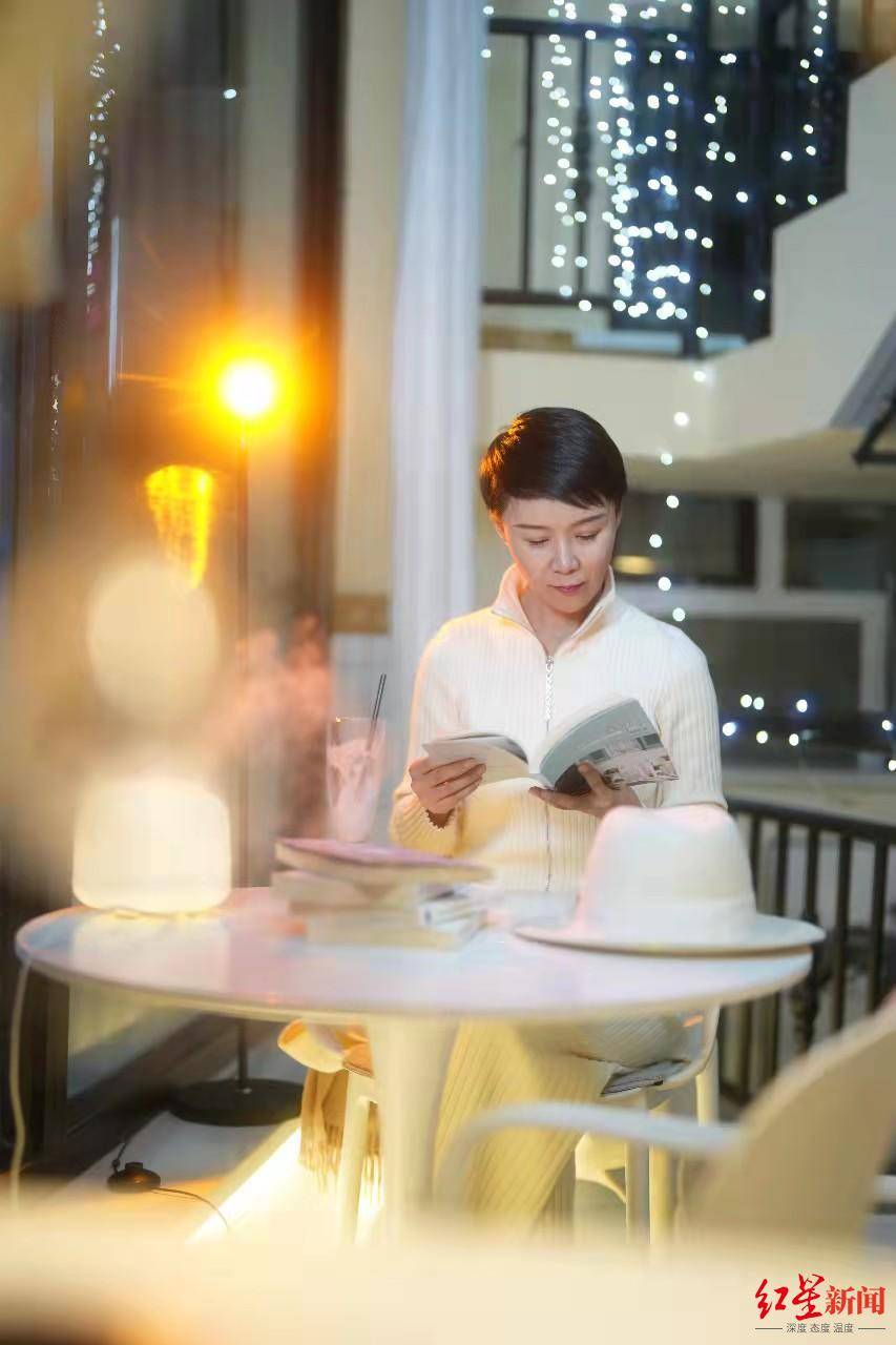 专访策马雪原副局长贺娇龙:月均带货破两千万,首次透露骑马摔伤致胸腔