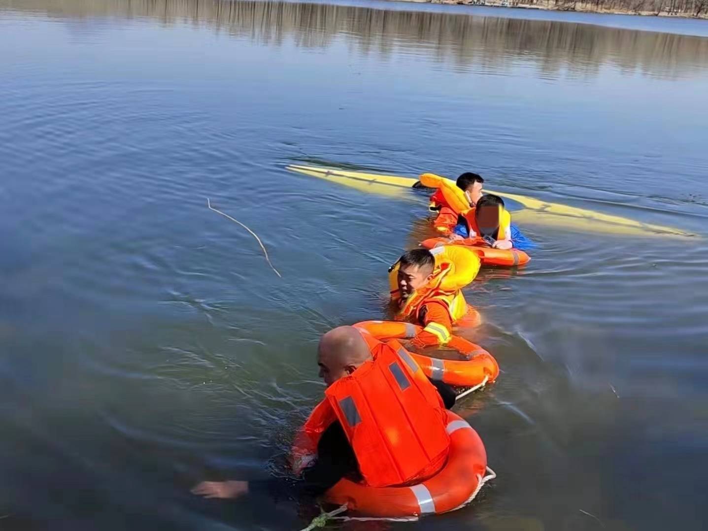 男子划皮划艇落入妫水河,两名消防员水中"百米冲刺"救人