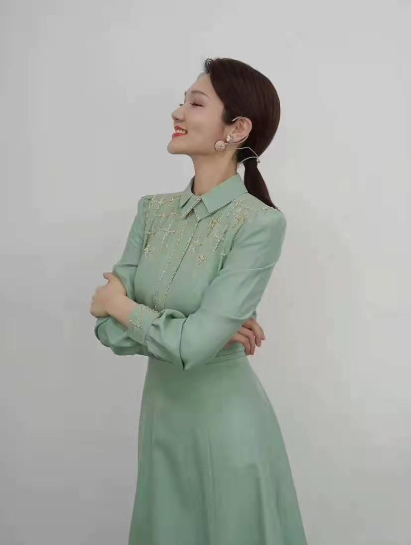 央视主持龙洋真会穿3套甜美通勤搭配谁学谁美