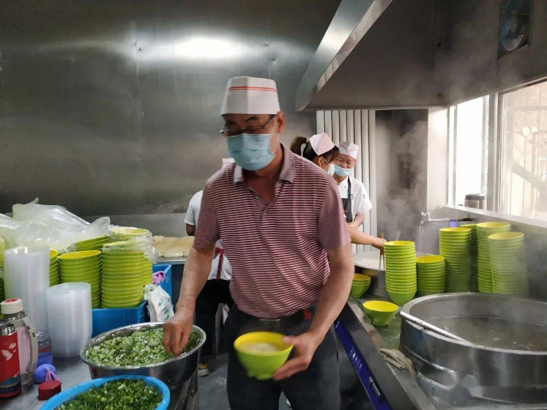 也因此,臧新宏说:红雷拉面历经40年的屹立,已成为银川市尤其是西夏区