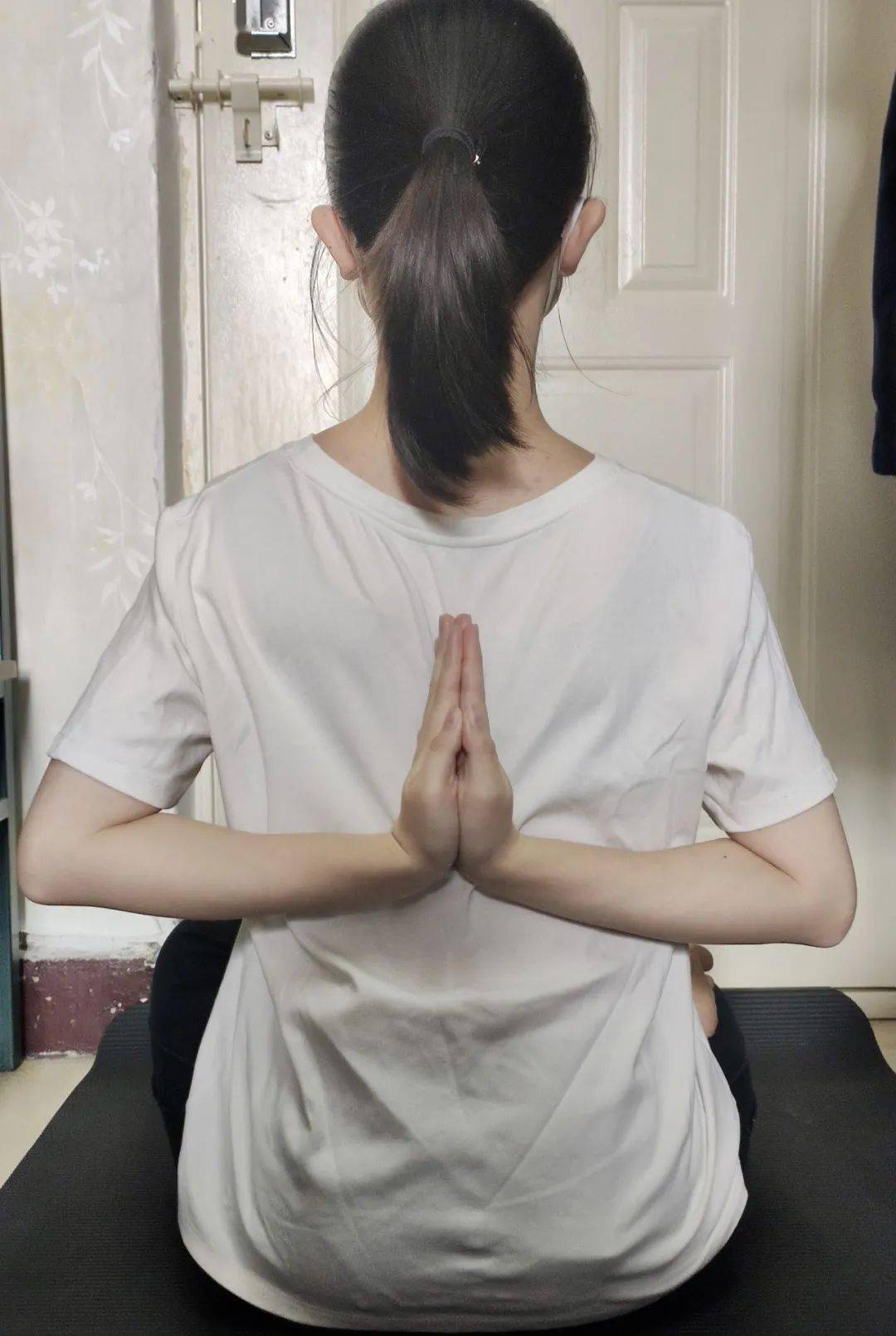 双手合十动作要领:两个手臂背在身后,将双手合十,尽力将肩部打开,向后