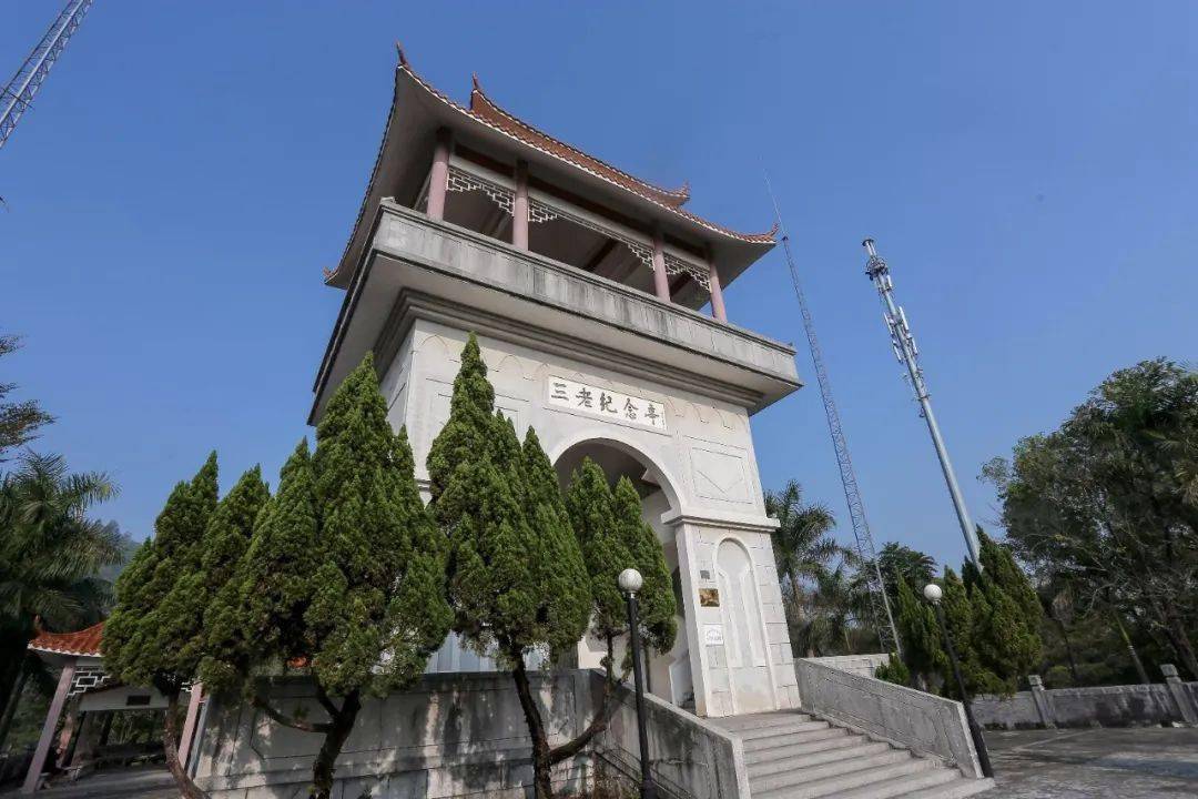 "三老"纪念亭位于恩城镇鳌峰山东北麓.