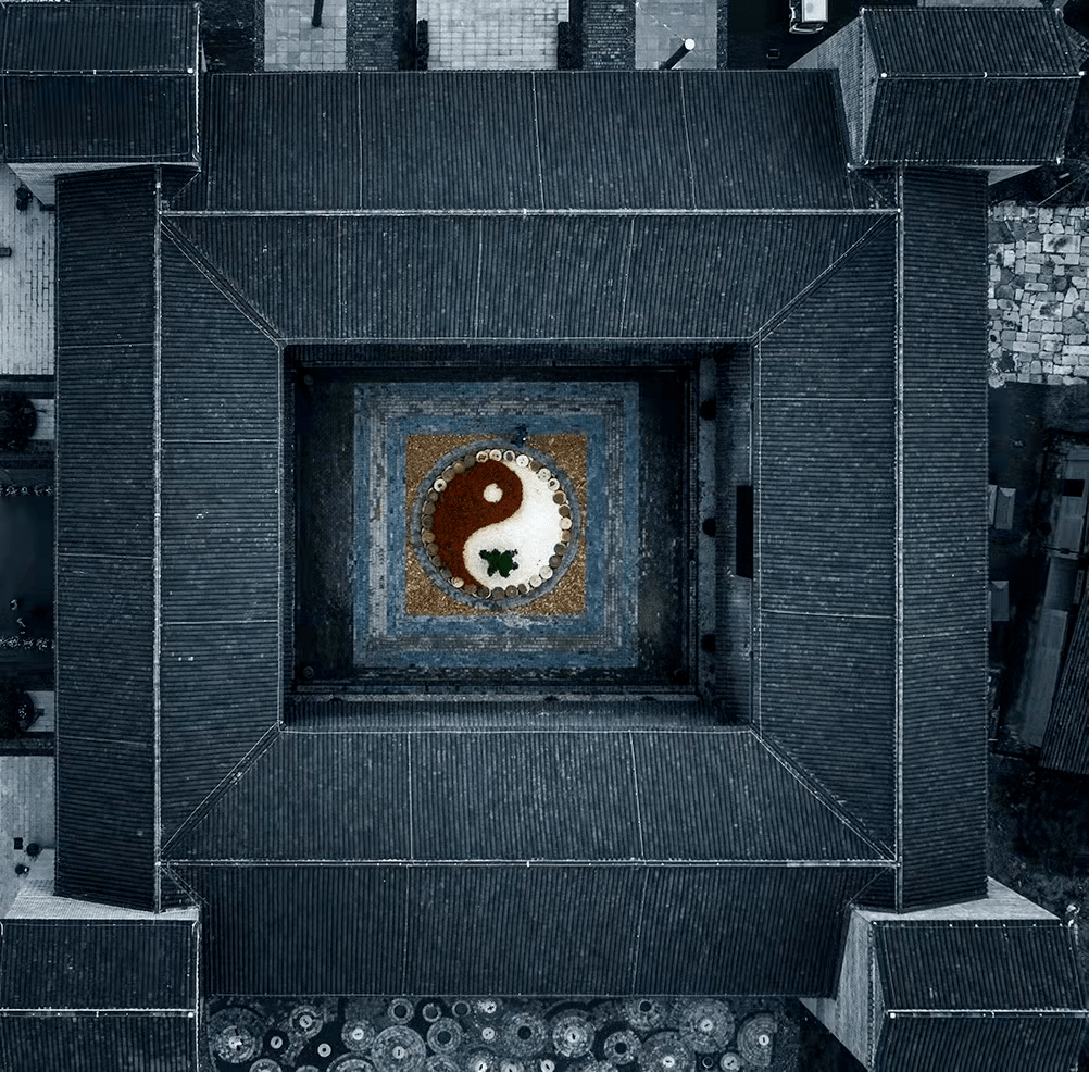 在整体造型上,围龙屋就是一个太极图围龙屋的整体布局是一个大圆型