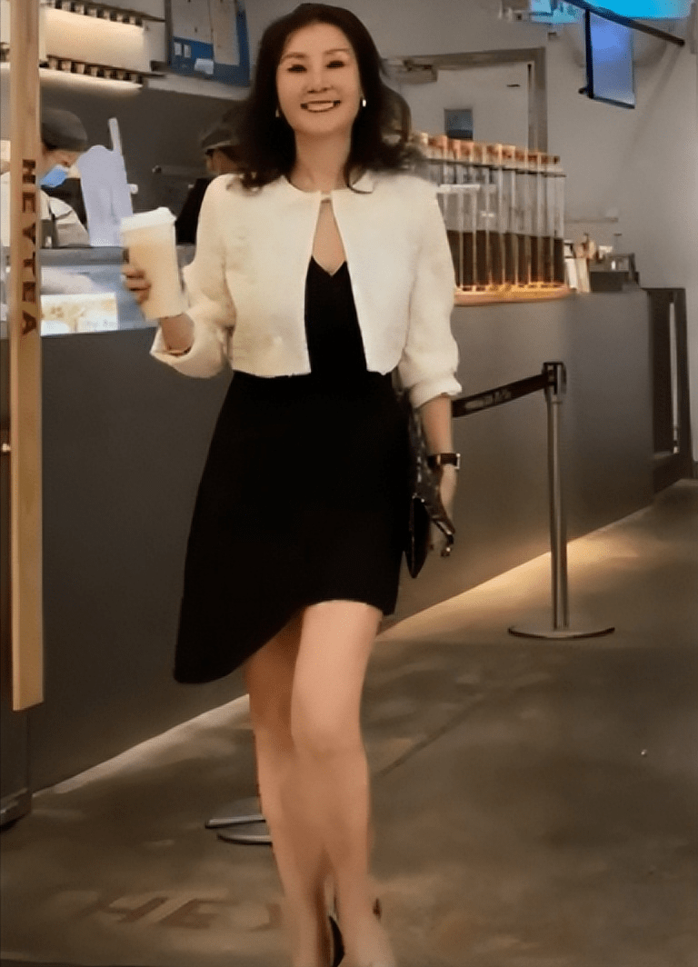 有钱有颜没老公网友争着喊婆婆这个62岁的阿姨魅力何在