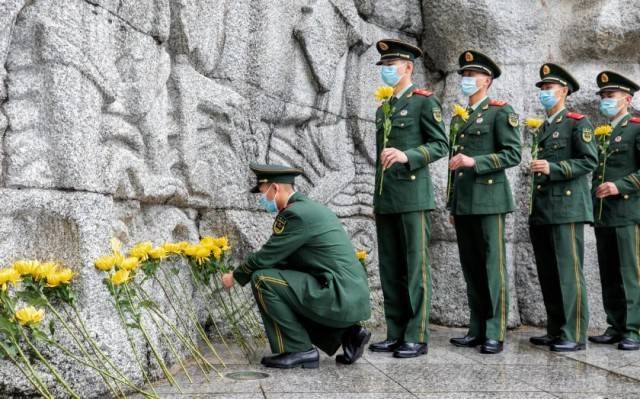 今年清明解放军和武警部队官兵这样缅怀英烈