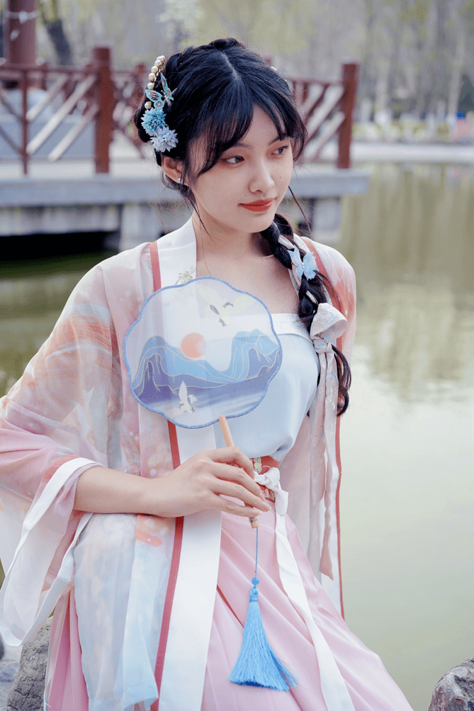 上巳节着汉服佳人才子游园寻春镌刻西大满庭好景