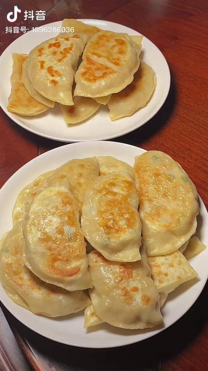 好吃的藕馅麦角自己做的皮薄馅多喜欢的朋友们也可以试试萝卜丝南瓜丝