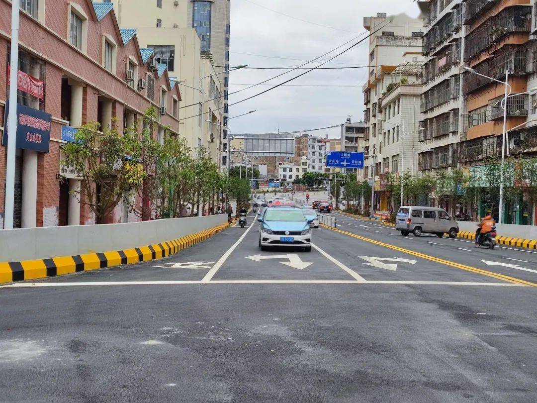 4月1日下午,记者来到琵琶岛一号桥看到,琵琶岛一号桥和千赋大厦红绿灯