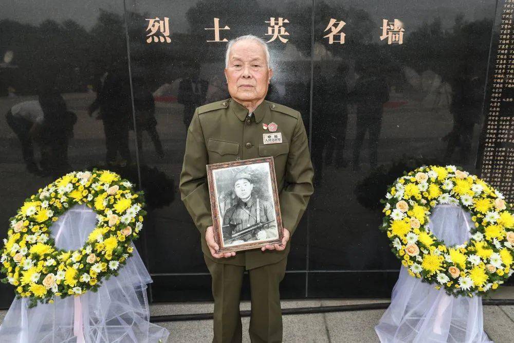 五爷爷亲手埋葬了大伯他的青春停留在20岁