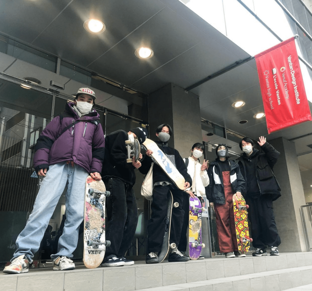 上课的内容就是滑板和学习剪辑视频?