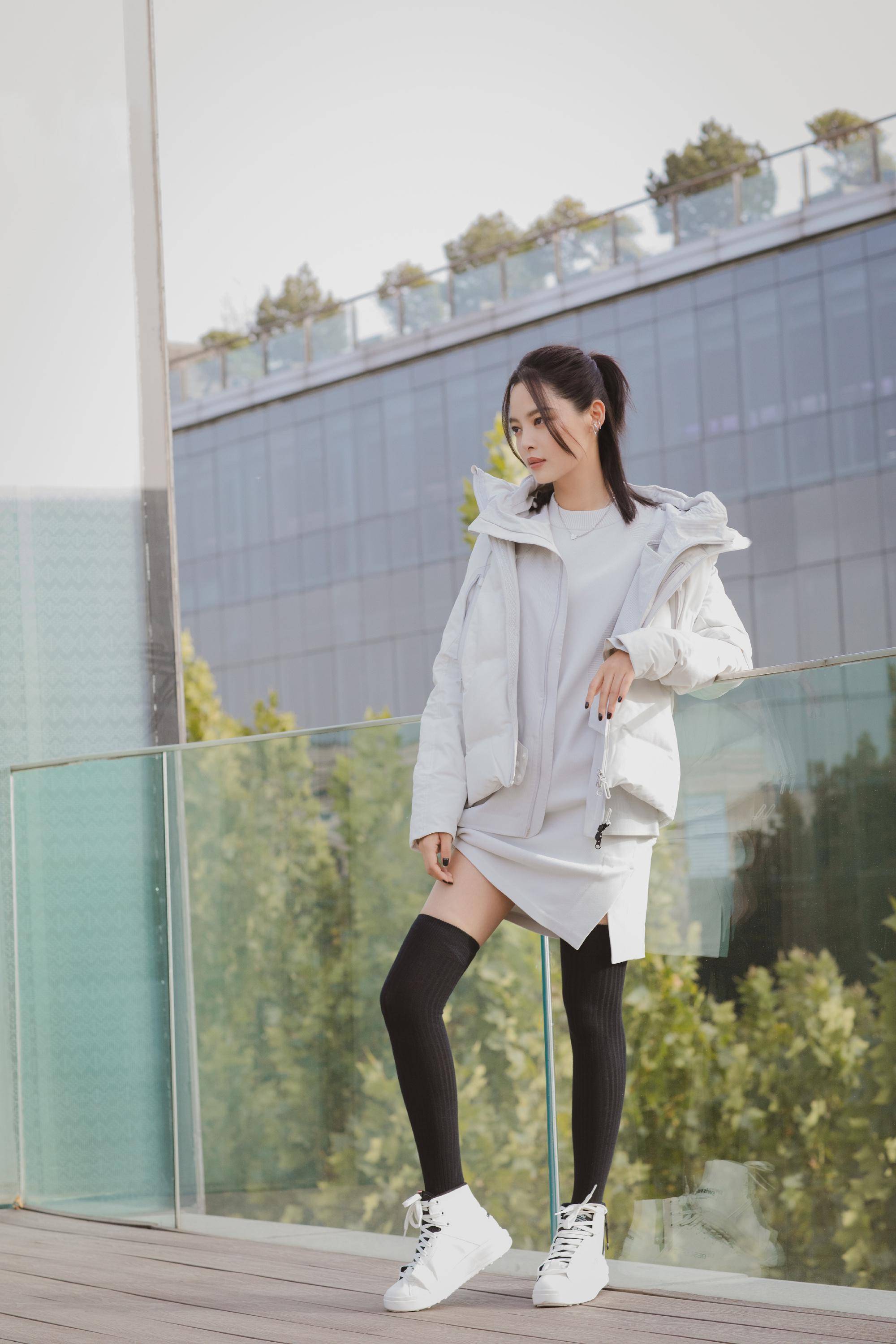 原创拥有高级脸辛芷蕾穿白黑色滑雪服套装展现独特时尚气质