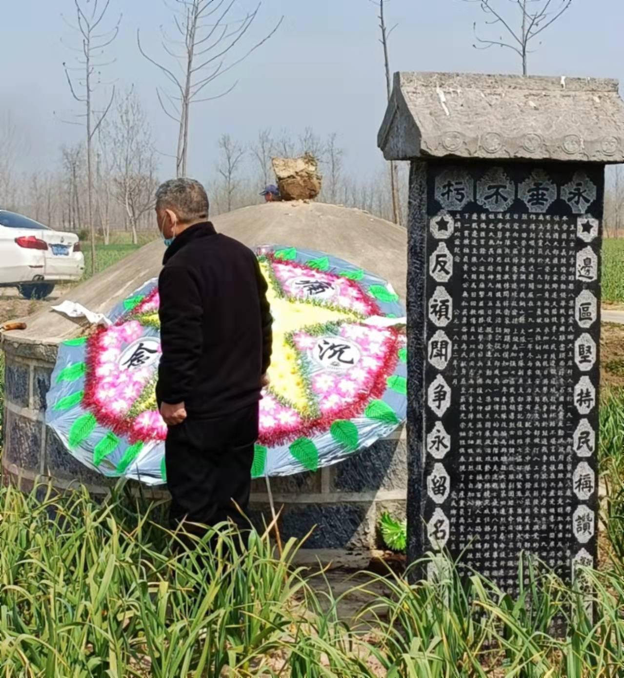 烈士墓前的花圈清明节返乡扫墓记作者王以太