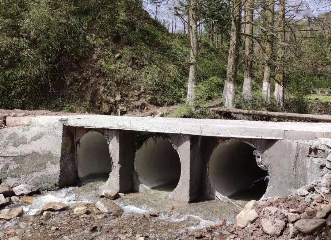 "马上就是涨水月份了,涵管如果被泥沙填满了还剩多大空间能排水?