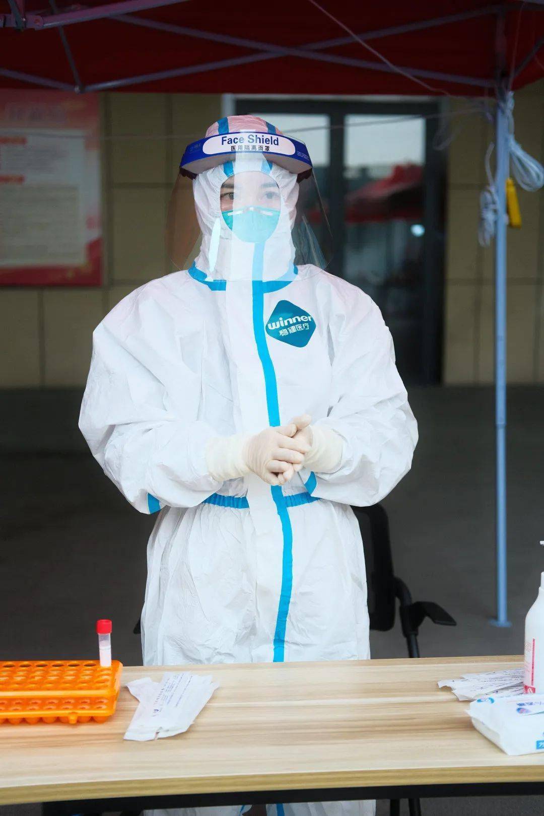 不是只有我妈妈在抗击疫情,还有其他更多更美的白衣天使,社区里的工作