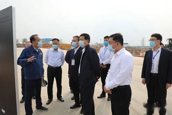 4月6日下午,枣庄市委常委,滕州市委书记陈永生到龙泉街道调研经济运行