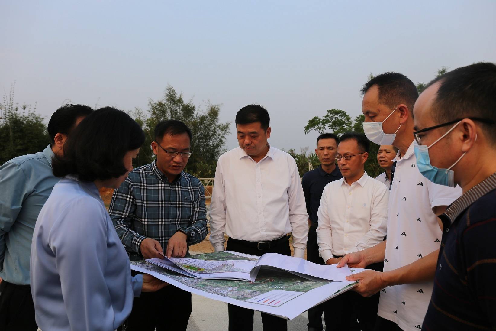 陈哲江调研新兴县体育公园选址情况强调在满足群众文化