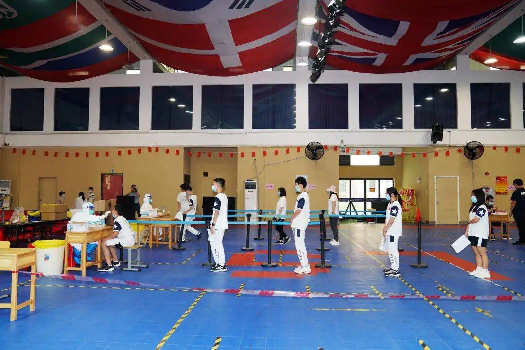 当天下午,何庆华先后来到厚街丰泰外国语学校,湖景中学,海逸外国语