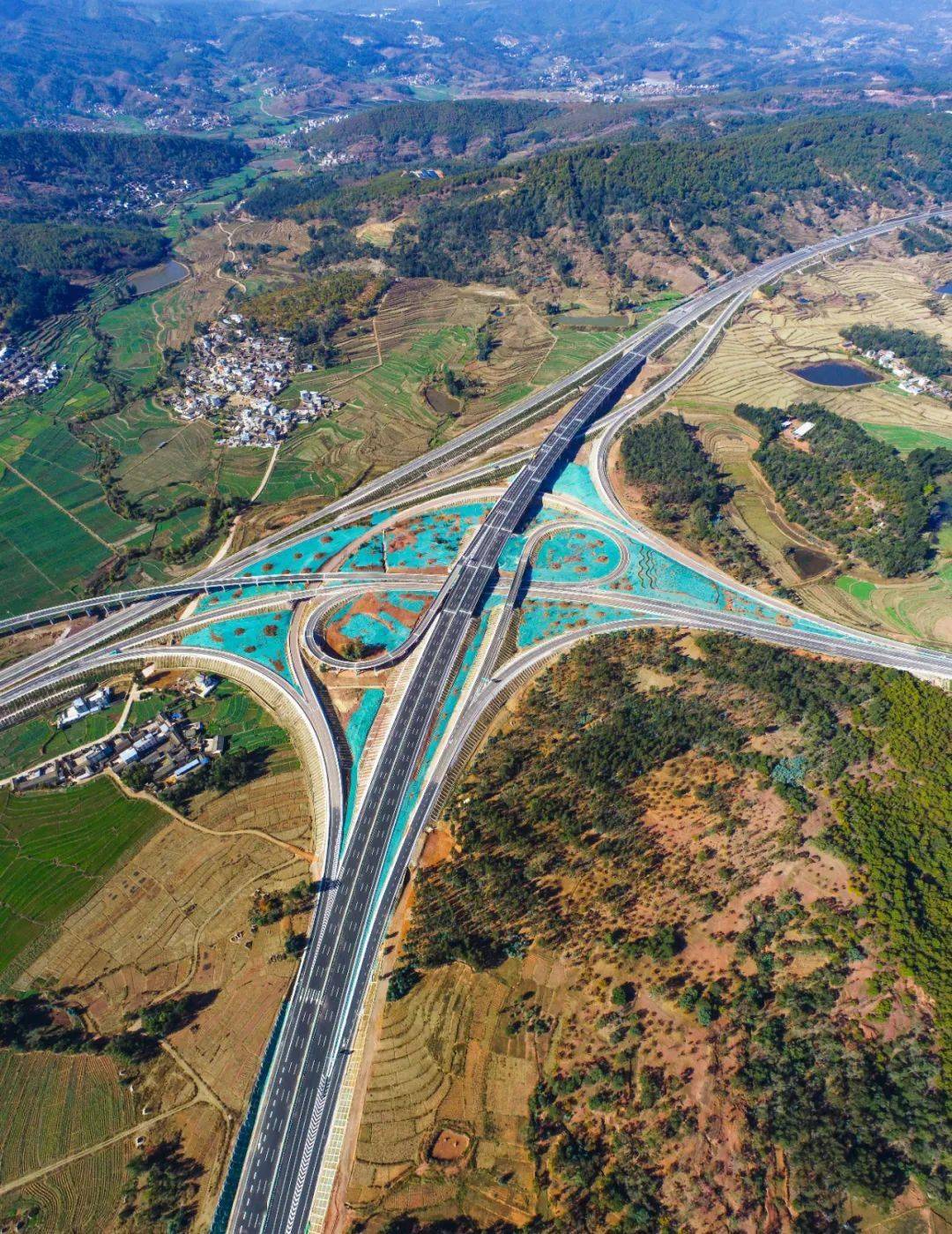 2016年,设计院公司积极响应省委省政府的号召,承担了新楚大高速试验段