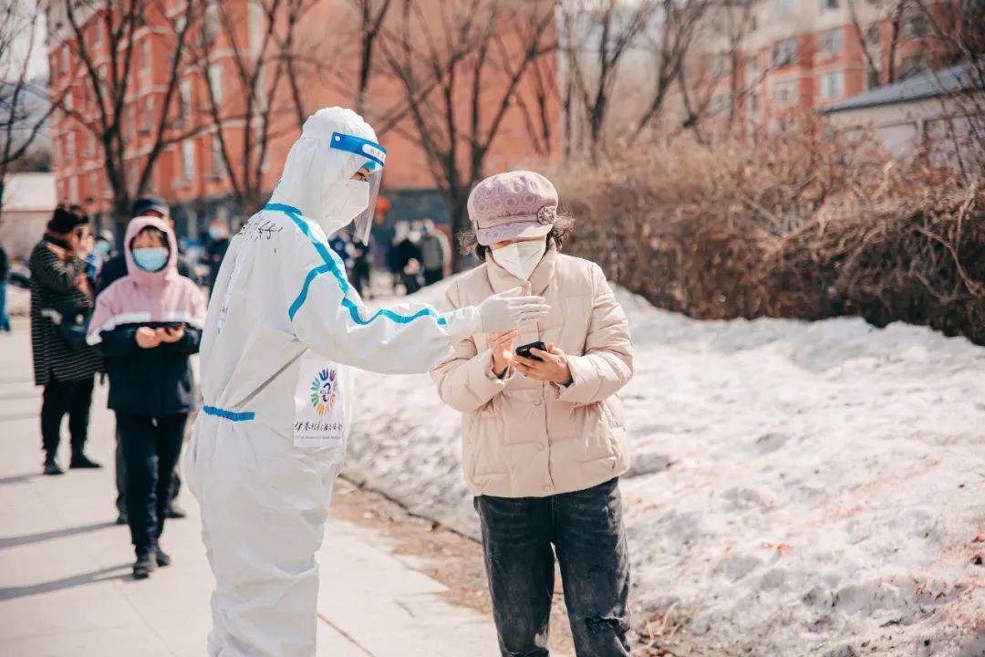 战疫情61一线党旗红十二伊春市文艺志愿者协会抗疫纪实风雪中的坚守