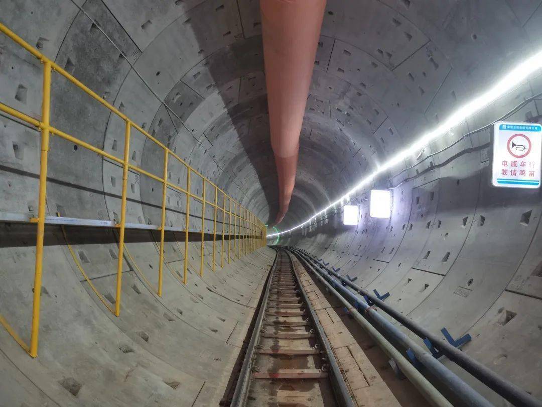直击中建三局承建成都轨道交通27号线首个区间洞通