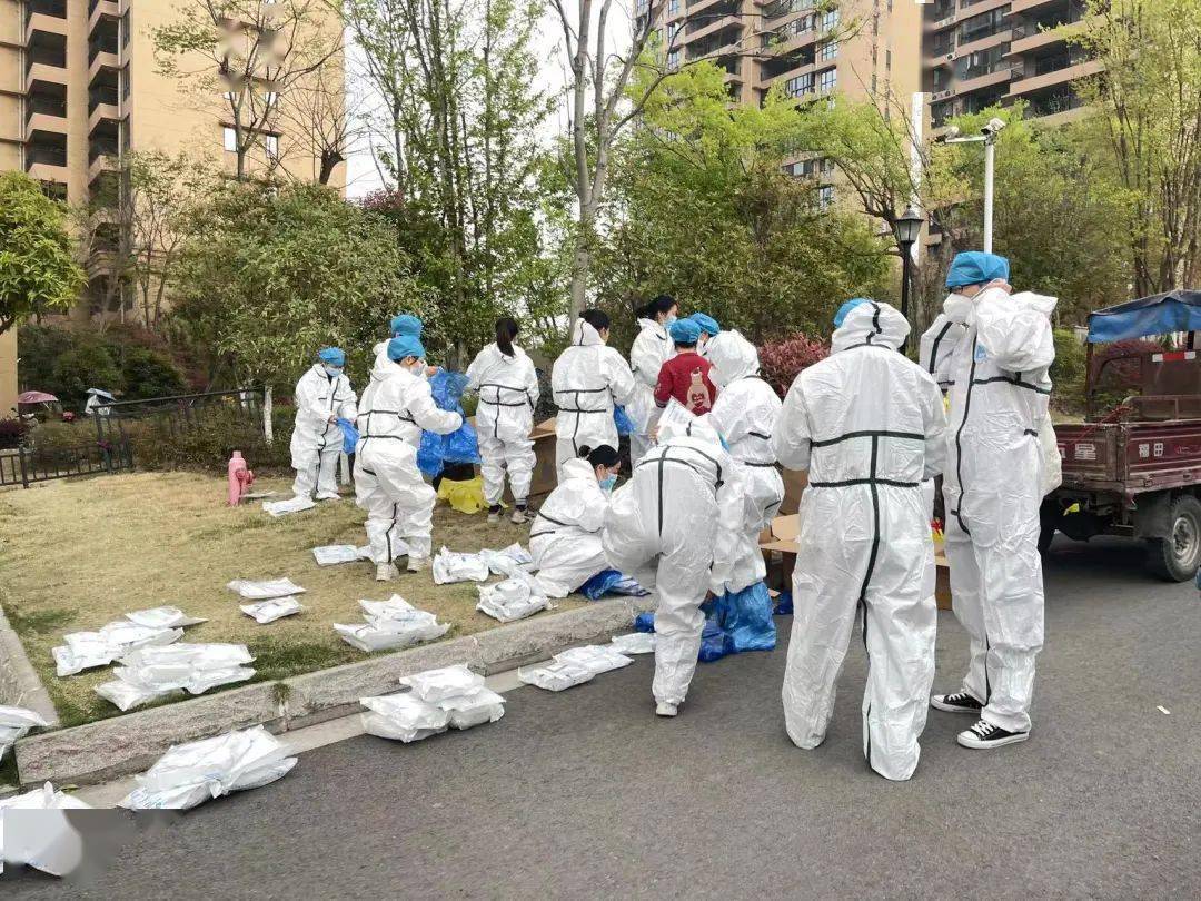 口罩和防护服,模糊了他们的面貌,年龄甚至性别,因此,大家亲切地统一