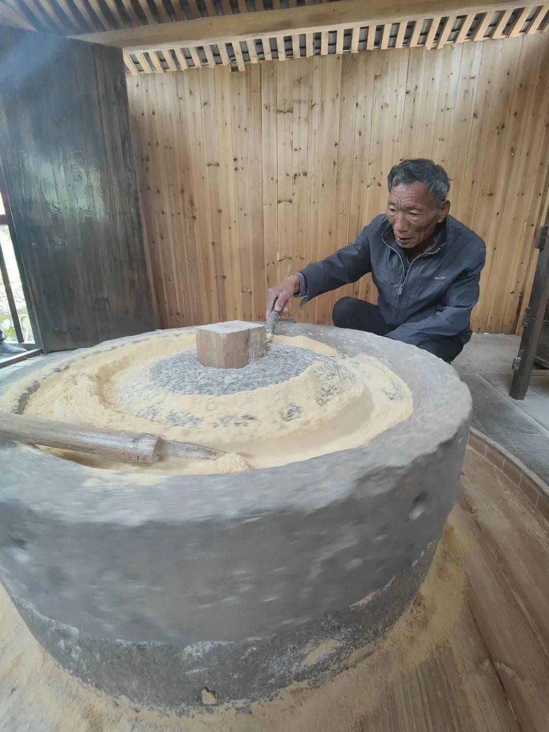 玩在东阳丨东阳江镇七旬老人独立操刀设计水磨房秒变网红打卡点