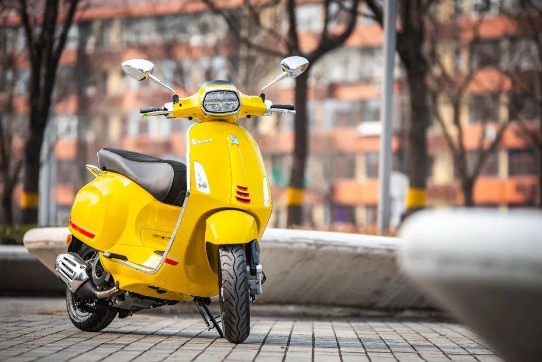 春意兴浓,活力冲刺!vespa sprint s 太阳黄