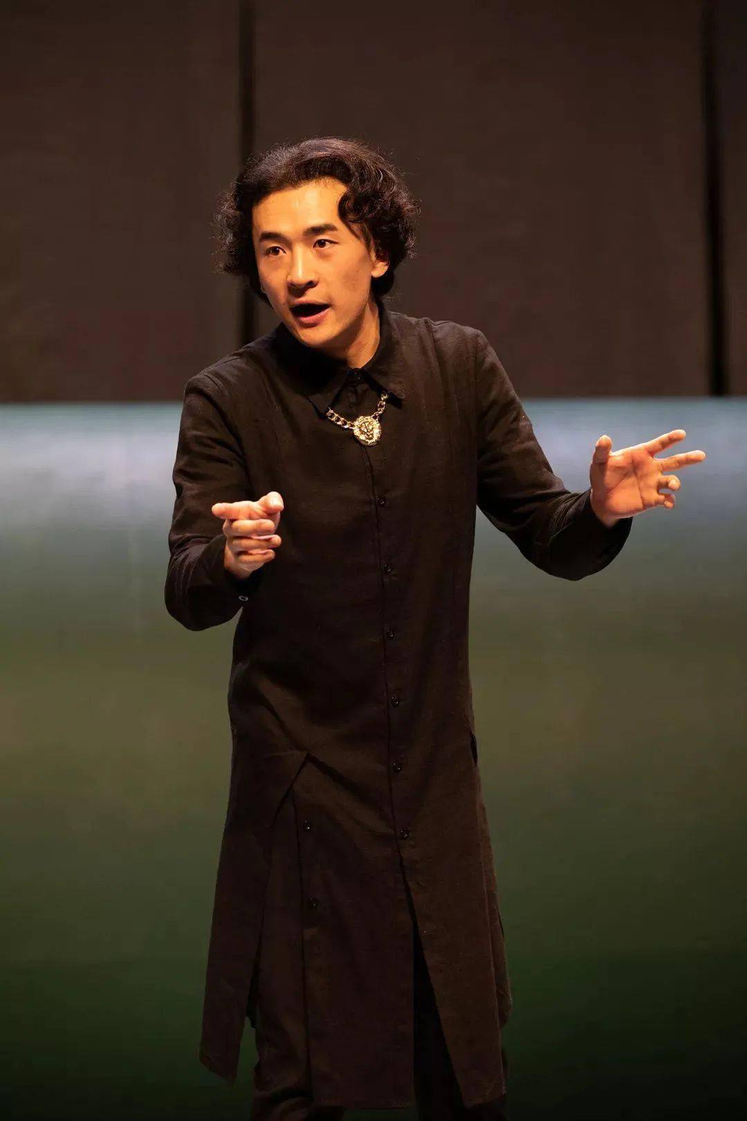 杨景然饰演 路德维克·马尔西里,科兹莫·德·美提契李黎 饰演 安德烈