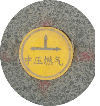 井盖帮助辨认燃气管线,设施这些天我们也抓紧进行标志标识的加装在