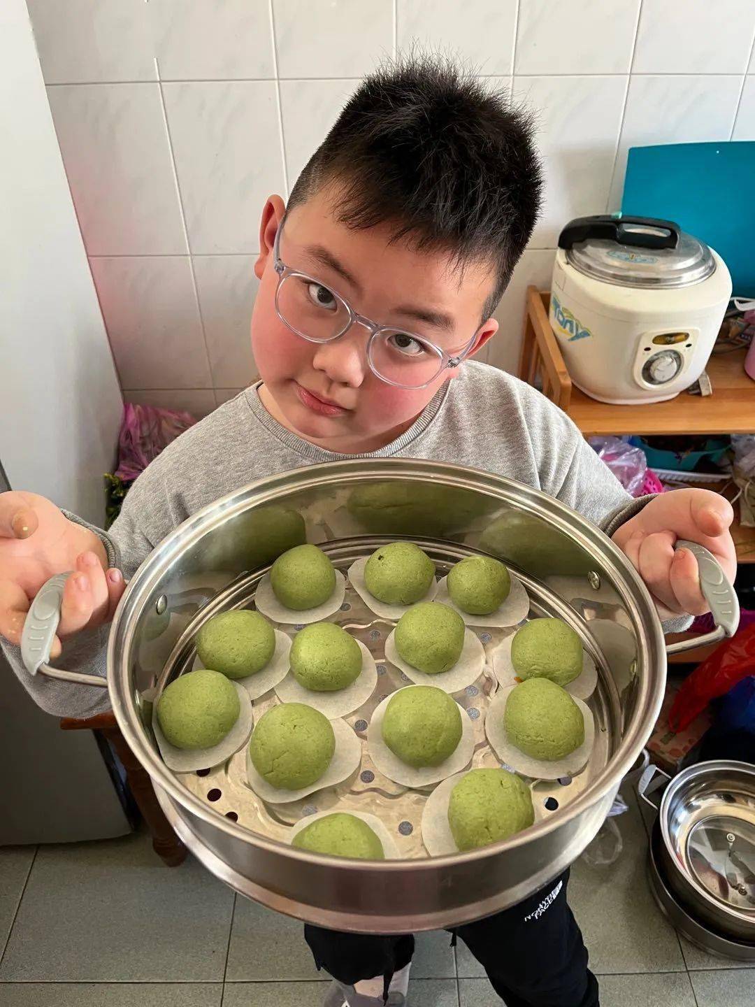 同学们勤劳热情巧手能干有的同学亲手制作青团艾馍粑粑五色糯米