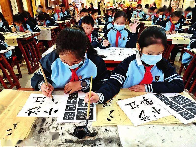 南宁市沙江小学学生正在练习书法