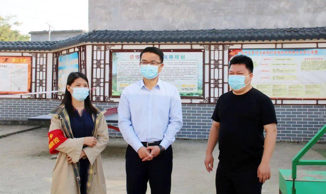 当天,梁金昌先后来到江州镇卜松小学,罗白乡岜萌村